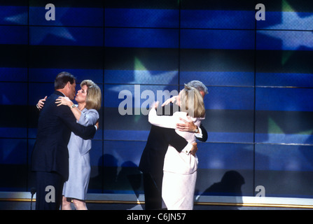 Präsident Bill Clinton küsst Frau Hillary mit Vizepräsident Al Gore und Kipper bei Democratic Convention Stockfoto