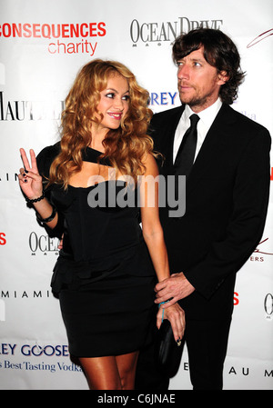 Paulina Rubio und Nicolas Colate Vallejo-Najera statt der 15. jährlichen schwarzen Charity-Gala im Fontainebleau Miami Beach, Florida Stockfoto