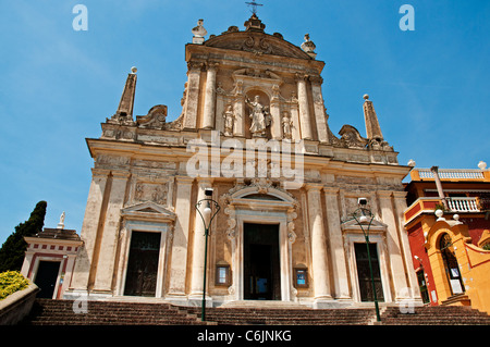 Die spektakuläre Treppe in die barocke Fassade der Kirche San Giacomo di Corte in Santa Margherita Ligure, Italien Stockfoto