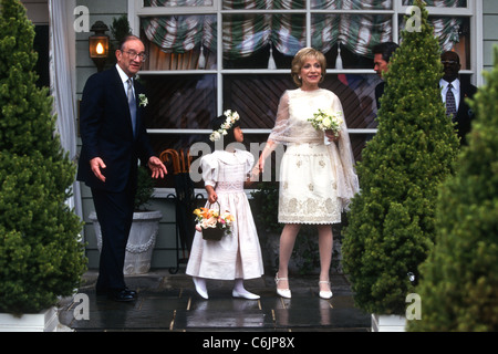 Federal Reserve Board Chairman Alan Greenspan und seine neue Braut NBC Fernseh-Korrespondent Andrea Mitchell posieren für Fotos Stockfoto