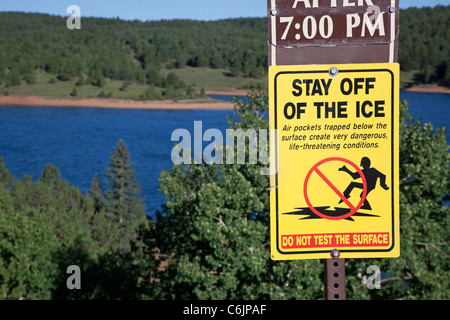 Colorado Springs, Colorado - ein Schild warnt Besucher bleiben abseits der Eisfläche auf Crystal Creek Reservoir am Pikes Peak. Stockfoto