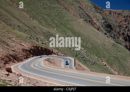 Colorado Springs, Colorado - Autos auf dem Pikes Peak Highway, eine Mautstraße, die an die Spitze des Berges 14.110 Fuß führt. Stockfoto