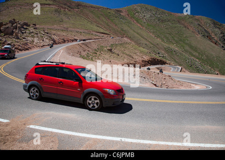 Colorado Springs, Colorado - Autos auf dem Pikes Peak Highway, eine Mautstraße, die an die Spitze des Berges 14.110 Fuß führt. Stockfoto