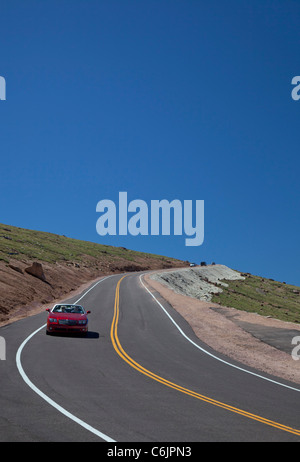 Colorado Springs, Colorado - Autos auf dem Pikes Peak Highway, eine Mautstraße, die an die Spitze des Berges 14.110 Fuß führt. Stockfoto