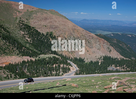 Colorado Springs, Colorado - Autos auf dem Pikes Peak Highway, eine Mautstraße, die an die Spitze des Berges 14.110 Fuß führt. Stockfoto