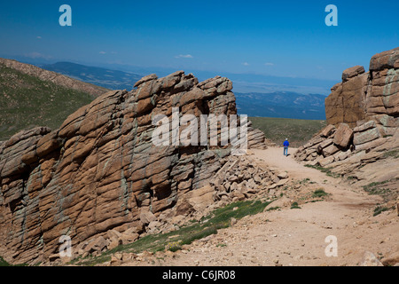 Colorado Springs, Colorado - Susan Newell, 62, Wanderungen auf einem Trail nahe dem Gipfel des Pikes Peak. HERR Stockfoto