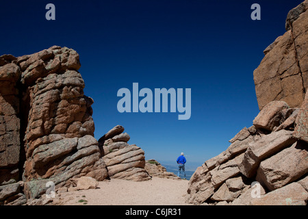 Colorado Springs, Colorado - Susan Newell, 62, Wanderungen auf einem Trail nahe dem Gipfel des Pikes Peak. HERR Stockfoto