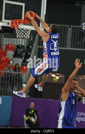 Die verrückte Dunkers unterhalten das Publikum während der Halbzeit des GB V Serbien Basketball in der Olympischen Arena in Stratford, London. Stockfoto