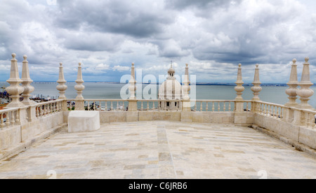 Dekorationen und Bell tower im manieristischen Stil der berühmten Kirche und Kloster São Vicente de Fora Lissabon über der Stadt, Portugal Stockfoto