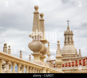 Dekorationen und Bell tower im manieristischen Stil der berühmten Kirche und Kloster São Vicente de Fora Lissabon über der Stadt, Portugal Stockfoto