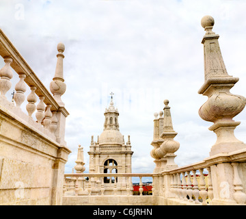 Dekorationen und Bell tower im manieristischen Stil der berühmten Kirche und Kloster São Vicente de Fora Lissabon über der Stadt, Portugal Stockfoto