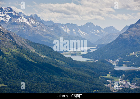 Blick talaufwärts St. Moritz, Oberengadin von Muottas Muragl, Schweiz. Stockfoto