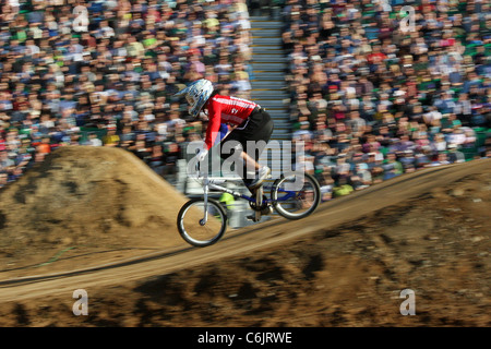 Shanaze Read racing auf der BMX-Strecke auf dem Olympiagelände in Stratford, London Stockfoto