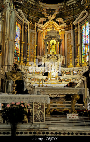 Eine verehrte Statue der St. Margarete von Antiochia steht auf dem reich verzierten Hauptaltar der Basilika di Santa Margherita Stockfoto