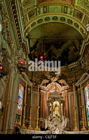 Eine verehrte Statue der St. Margarete von Antiochia steht auf dem reich verzierten Hauptaltar der Basilika di Santa Margherita Stockfoto