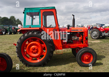 1960er Jahre BMC Nuffield 10/60 Oldtimer-Traktor auf der Messe in UK Stockfoto