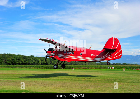 Eine Antonov AN-2 Doppeldecker Landung. Bewegungsunschärfe auf den Hintergrund. Stockfoto