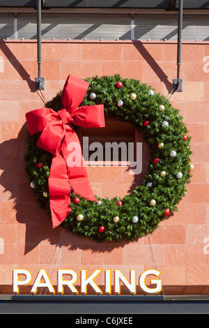 Weihnachtsdeko Kranz und Parkplätze zu unterzeichnen, in einem Einkaufszentrum, Phoenix, Arizona, USA Stockfoto