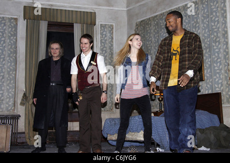 Christopher Walken, Sam Rockwell, Zoe Kazan und Anthony Mackie auf der Bühne während der Premiere-Vorhang für ihre Stockfoto