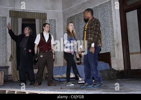 Christopher Walken, Sam Rockwell, Zoe Kazan und Anthony Mackie auf der Bühne während der Premiere-Vorhang für ihre Stockfoto