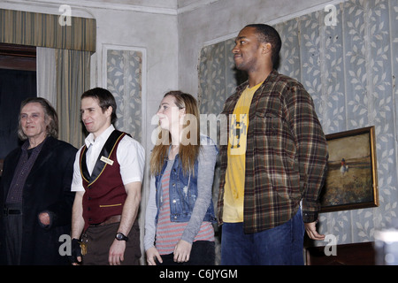 Christopher Walken, Sam Rockwell, Zoe Kazan und Anthony Mackie auf der Bühne während der Premiere-Vorhang für ihre Stockfoto