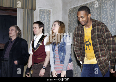 Christopher Walken, Sam Rockwell, Zoe Kazan und Anthony Mackie auf der Bühne während der Premiere-Vorhang für ihre Stockfoto