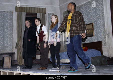 Christopher Walken, Sam Rockwell, Zoe Kazan und Anthony Mackie auf der Bühne während der Premiere-Vorhang für ihre Stockfoto