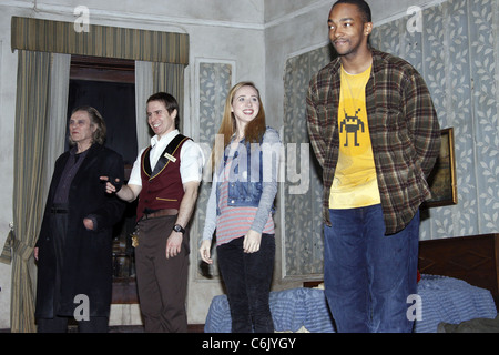 Christopher Walken, Sam Rockwell, Zoe Kazan und Anthony Mackie auf der Bühne während der Premiere-Vorhang für ihre Stockfoto
