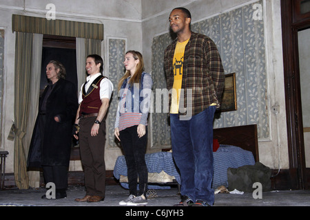 Christopher Walken, Sam Rockwell, Zoe Kazan und Anthony Mackie auf der Bühne während der Premiere-Vorhang für ihre Stockfoto