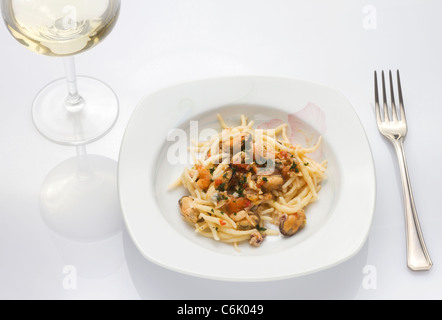 Typisch italienische Küche, Trofie, Pasta mit Fisch Dressing Stockfoto