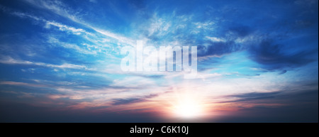 Erstaunlich, Sonnenuntergang, Panorama-Aufnahme in hoher Auflösung. Stockfoto