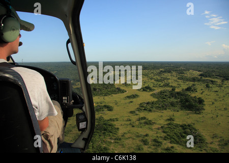 Hubschrauber-Pilot mit Blick über weite Küstenebenen Stockfoto