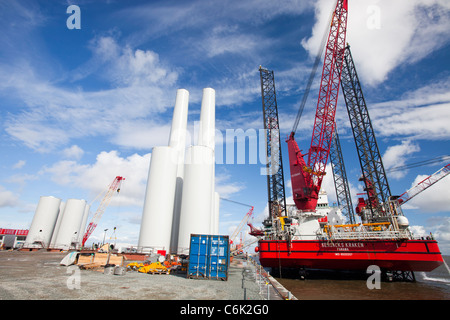 Ein Aufbocken Lastkahn auf Mostyn-Hafen und Wind-Turbine-Teile. Stockfoto