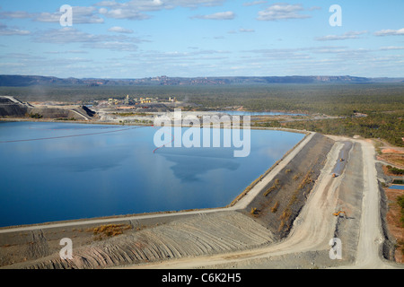 Bergematerial dam, Ranger-Uran-Mine, Kakadu-Nationalpark, Northern Territory, Australien - Antenne Stockfoto