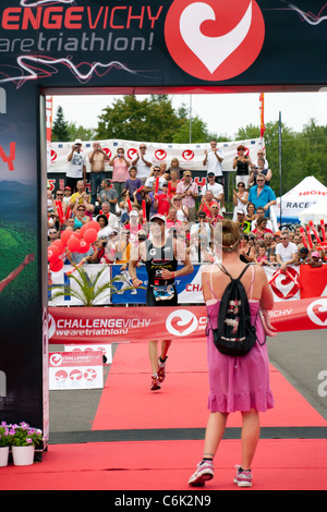 Die Vichy volle Distanz Triathlon Rennsieger Stephen BAYLISS von seiner Frau begrüßt. Stockfoto