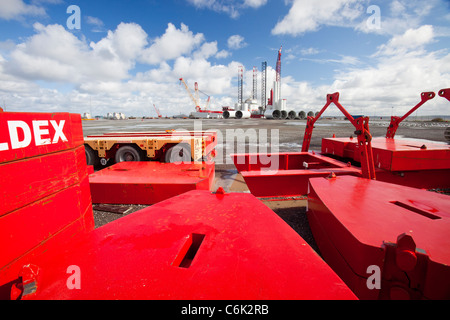 Wind Turbine Teile und Kran Gewichte an den Docks in Mostyn, Wales. Stockfoto