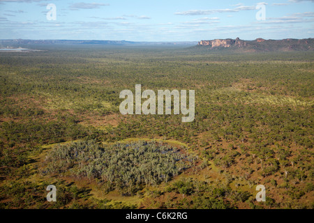 Billabong in der Nähe von Jabiru, und Arnhem Land Escarpment, Kakadu-Nationalpark, Northern Territory, Australien - Antenne Stockfoto