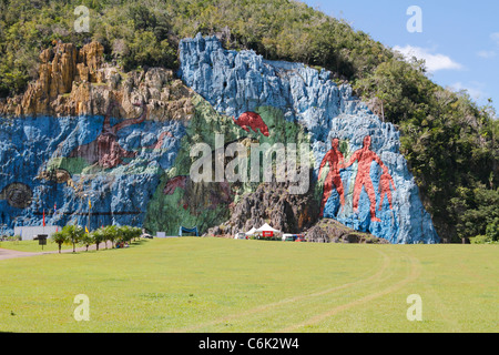 Stein Wand malt Mural De La Prehistoria (Vorgeschichte) Leovigildus Gonzalez Vinales-Pinar Del Rio-Bezirk auf Kuba, Oktober 2010 Stockfoto