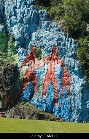 Stein Wand malt Mural De La Prehistoria (Vorgeschichte) Leovigildus Gonzalez Vinales-Pinar Del Rio-Bezirk auf Kuba, Oktober 2010 Stockfoto