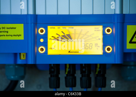 Ein Haushalt Solar-Panel Konverter Unit, die die Ausgangsleistung aus den Paneelen aus DC AC verwandelt. Stockfoto