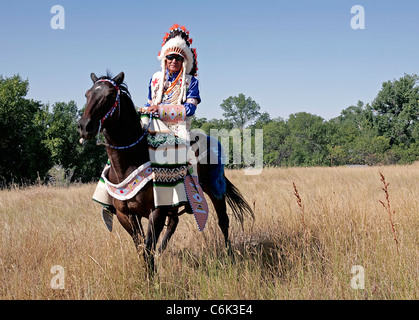 Crow-Chef im Warbonnet und voller Montur auf der Crow Reservation, Montana. Stockfoto