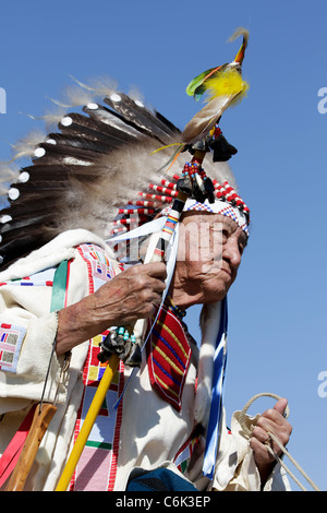 Porträt von einem älteren Indianerhäuptling in einer Parade auf der Crow Reservation, Montana, während der jährlichen Crow Fair statt Stockfoto