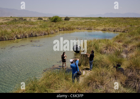 Touristen fotografieren bei Poza Azul in Cuartocienegas, Mexiko. Stockfoto