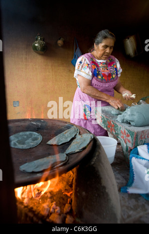 Frau macht blauem Mais Tortillas in Oaxaca, Mexiko Stockfoto