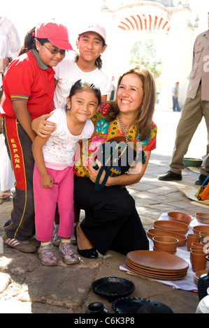 First Lady von Mexiko Margarita Zavala Calderon grüßt ein junges Mädchen beim Einkaufen auf ein outdoor-Markt in einem kleinen Dorf Stockfoto