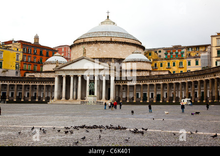 Piazza del Plebiscito und Chiesa di San Francesco di Paola in Neapel Italien. Stockfoto