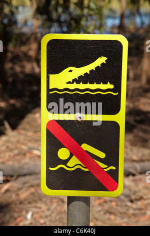 Krokodil, die Warnung zu unterzeichnen, Anbangbang Billabong, Kakadu-Nationalpark, Northern Territory, Australien Stockfoto