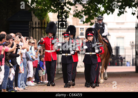 Leute zu beobachten, die Wachablösung im St. James Palace Stockfoto