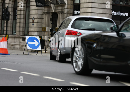 Verkehr umgeleitet während einer Straßensperre in London Stockfoto