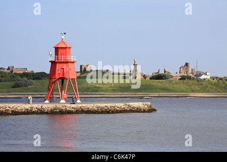 Die Buhne Mole und Leuchtturm South Shields mit Tynemouth im Hintergrund North East England, UK Stockfoto